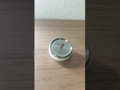 上昇の押しボタンはTitanizeのステンレス鋼の表面を映す